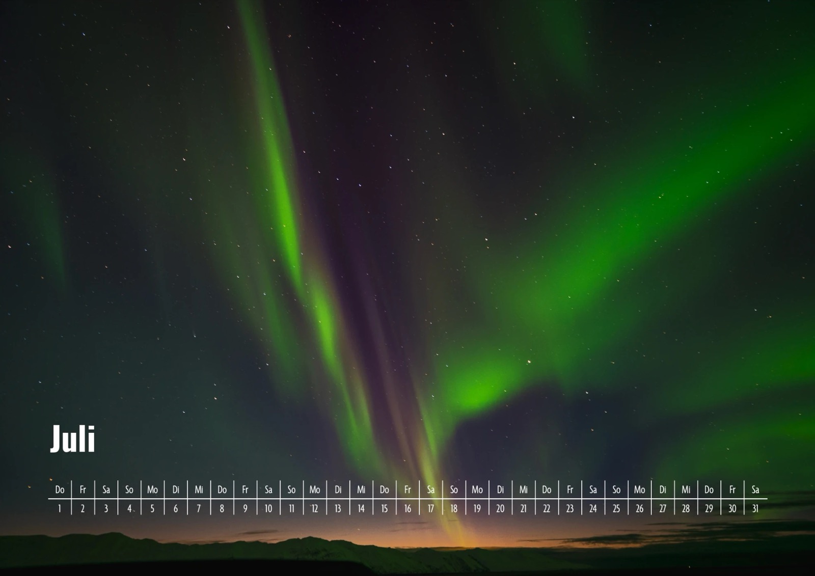 Kalenderblatt Juli: grünes Nordlicht am Sternenhimmel